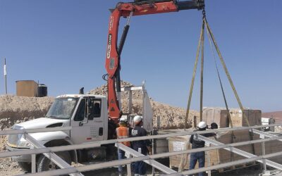 TRANSPORTE Y DESCARGA DE PANELES SOLARES EN MINA ACARI