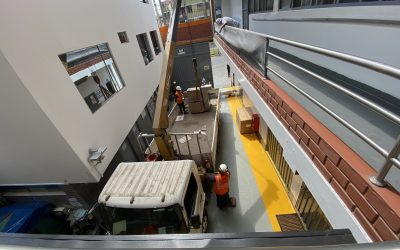 DESCARGA E IZAJE DE EQUIPOS INDUSTRIALES EN FABRICA JOEL